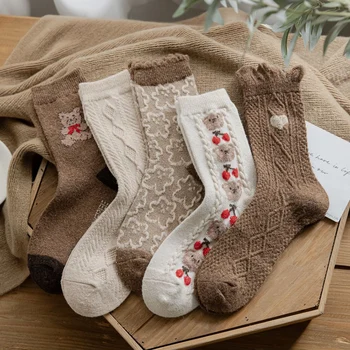 2022 Нови чорапи за сладки мечки Жени Висока вълна Дръжте топло Кафяв зимен чорап Фуфи Смешни Прекрасен Kawaii карикатура Коледен подарък Thermal