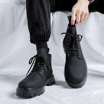 2023 Естествена кожа Mid Top ботуши мъже платформа дебела подметка класически черен британски стил Челси ботуши висок връх мъже пънк обувки