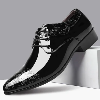 Обувки за мъже Ежедневни обувки за бизнес рокля Lace Up Официални черни лачени кожени брог обувки за мъжко сватбено тържество Офис Оксфордс